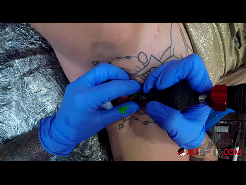 ❤️ Itin tatuiruota karšta Sully Savage gavo tatuiruotę ant savo klitorio ❌ Porno vk prie porno lt.kutjeporno.ru